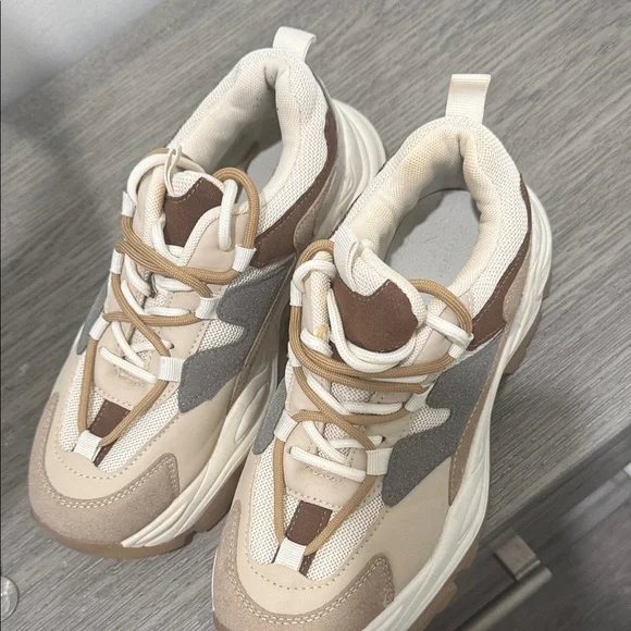 Madden Girl Women's Venomm Sneaker - Picture 3 of 5